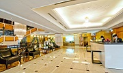 カールトンホテル新竹店は新竹市の中心に位置し、城隍廟まで徒歩2分の距離です。周辺には古跡が多く、生活にもとても便利です。全館117室の豪華な客室、ビジネスセンター、フィットネスセンター、書籍と新聞閲覧コーナー、中国式・洋式のレストランと多機能の宴会ホールを備えております。完全なサービスと設備で優質な宿泊環境を作りだします。2014年11月から本ホテルは続々とハード面の施設を更新し、新しく生まれ変わった姿で、訪れる一人ひとりのお客様に深く忘れ難い印象を残します。